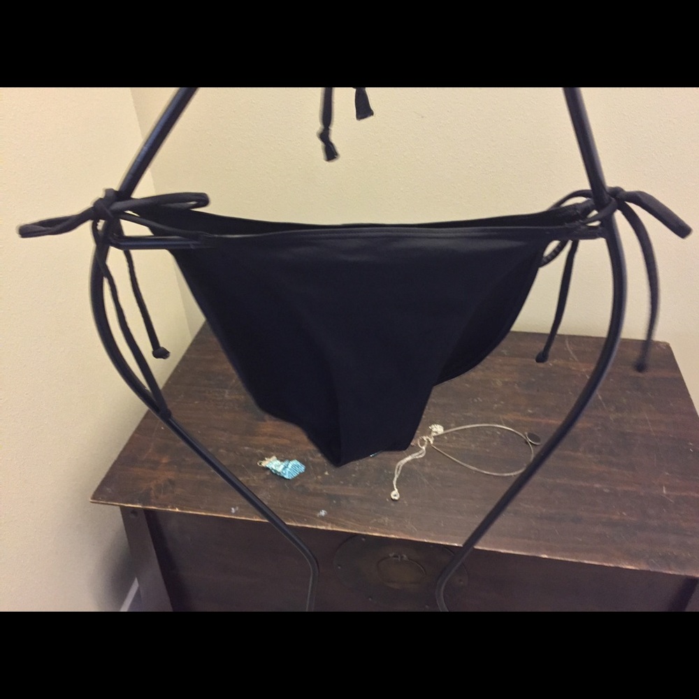 Black string bikini - Picture 6 of 8